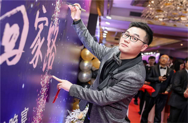 【高光“疫”事】勇敢逆行的特殊“网约车”——PA视讯90后，用信念打通生命运输线